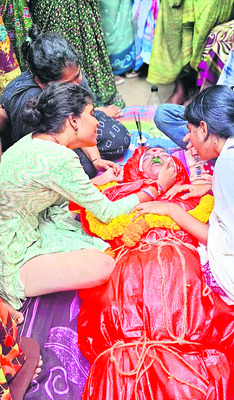 పొట్టకూటి కోసం వెళితే..2