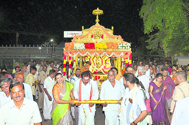 స్వర్ణరథంపై వరసిద్ధుడి అభయం1