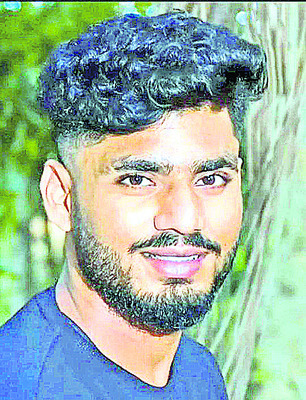 విద్యుత్‌ స్తంభాన్ని ఢీకొట్టిన బైక్‌ 1