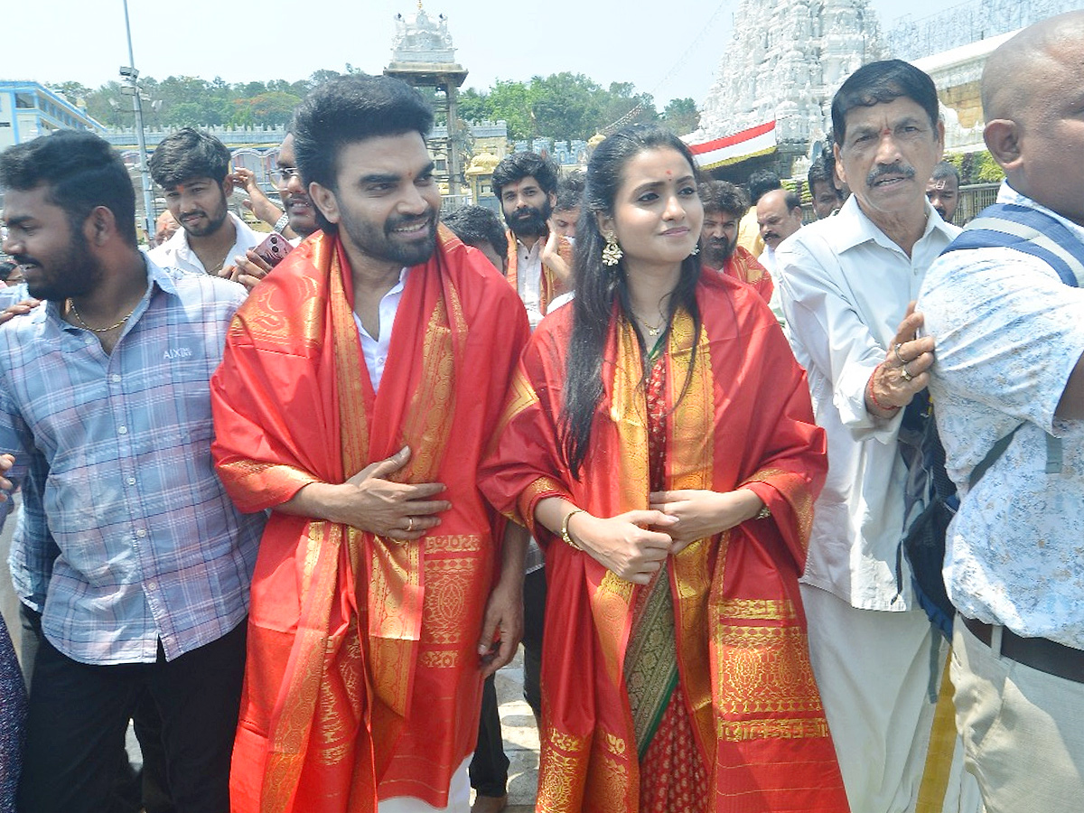 Akkada Ammayi Ikkada Abbayi Team in Tirumala Photos10