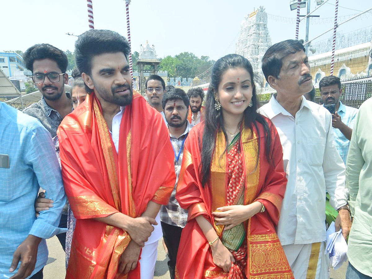 Akkada Ammayi Ikkada Abbayi Team in Tirumala Photos11
