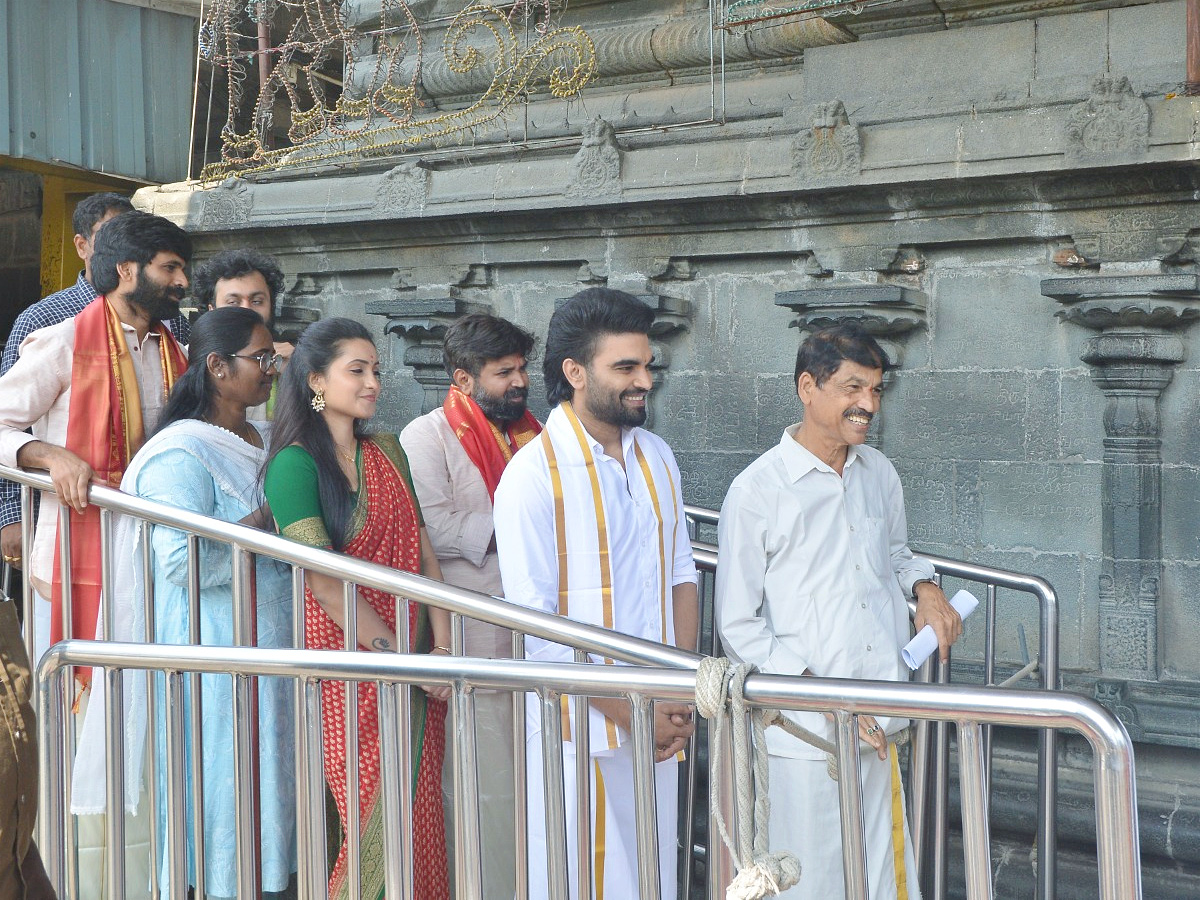Akkada Ammayi Ikkada Abbayi Team in Tirumala Photos12