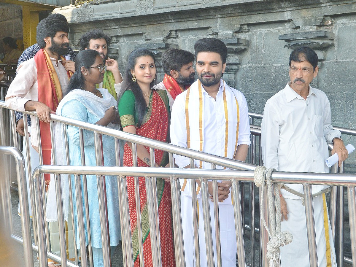 Akkada Ammayi Ikkada Abbayi Team in Tirumala Photos13