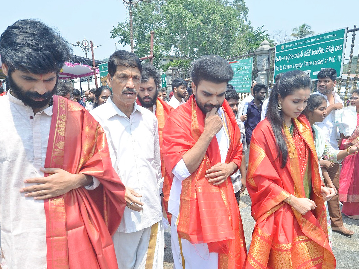 Akkada Ammayi Ikkada Abbayi Team in Tirumala Photos4