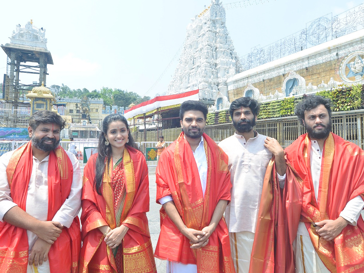 Akkada Ammayi Ikkada Abbayi Team in Tirumala Photos5