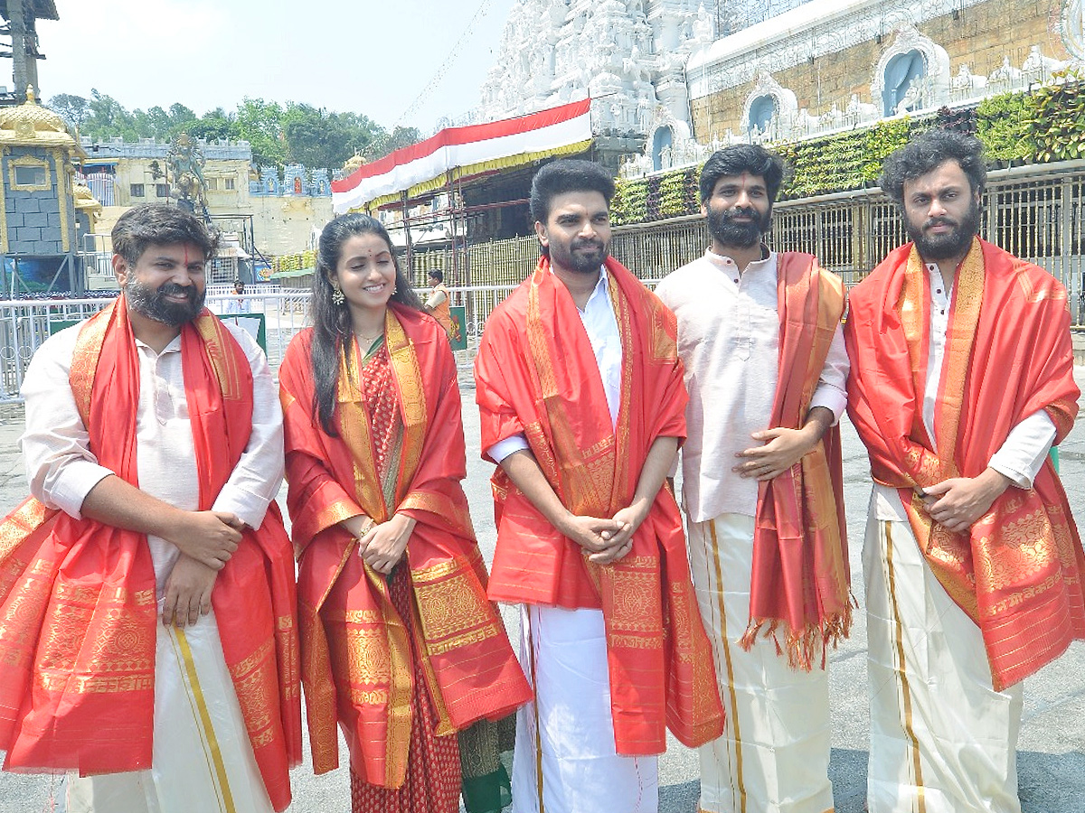 Akkada Ammayi Ikkada Abbayi Team in Tirumala Photos6