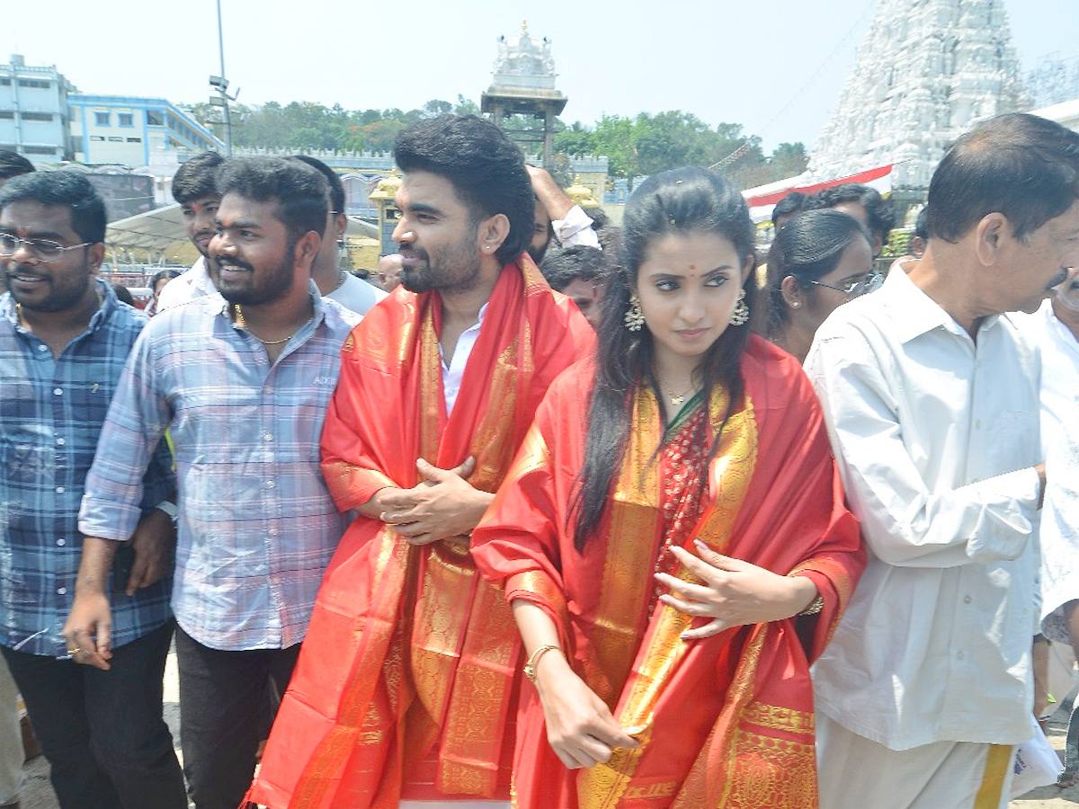 Akkada Ammayi Ikkada Abbayi Team in Tirumala Photos7