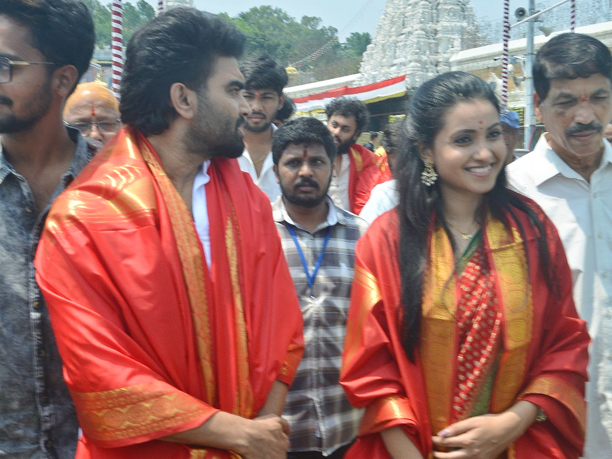 Akkada Ammayi Ikkada Abbayi Team in Tirumala Photos8