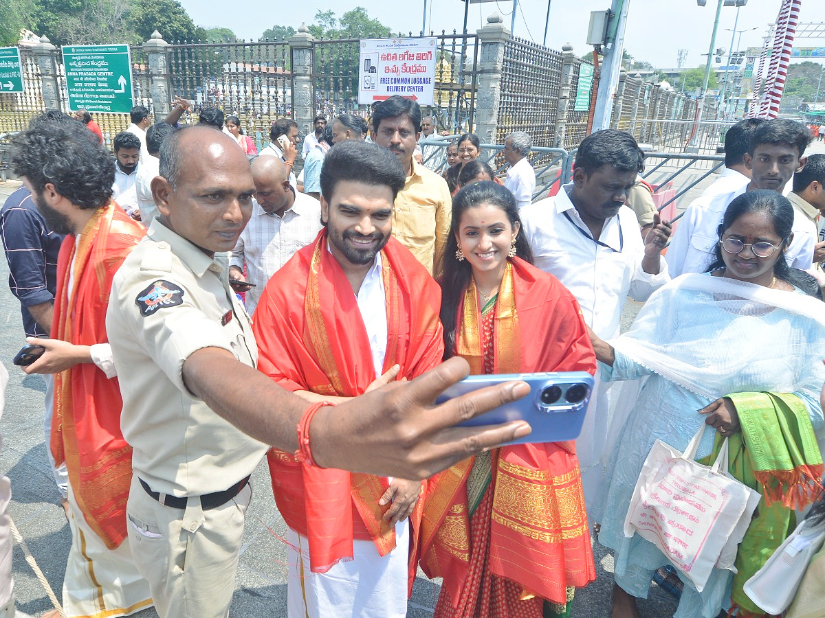 Akkada Ammayi Ikkada Abbayi Team in Tirumala Photos9
