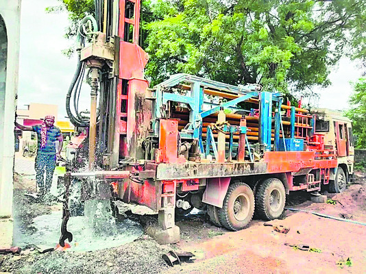చెరువుల పక్కన, ఖాళీ ప్లాట్లలో యథేచ్ఛగా బోర్లు 1