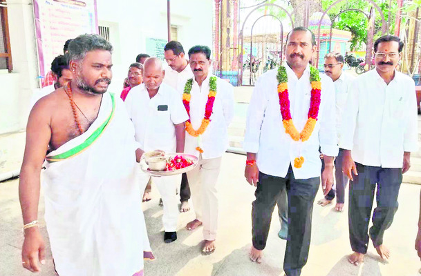 జోగుళాంబ ఆలయాన్ని దర్శించుకున్న ఎమ్మెల్సీ
1