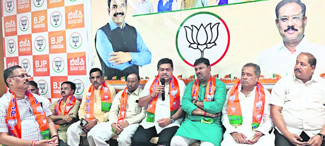 రెండు బైక్ల ఢీ.. ఇద్దరు మృతి1