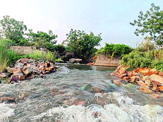మొరాయించిన జలాశయం గేటు 1