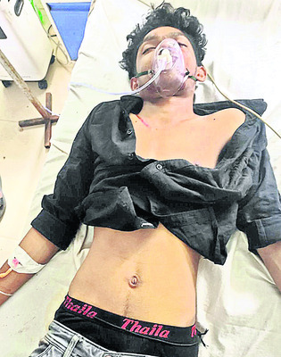 కారును ఢీకొన్న లారీ.. విద్యార్థి మృతి4