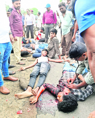 కారును ఢీకొన్న లారీ.. విద్యార్థి మృతి1