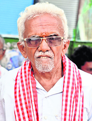 గంటల తరబడి ఎండలోనే.. 
1