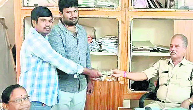 పోగొట్టుకున్న సొమ్ము అప్పగింత   1
