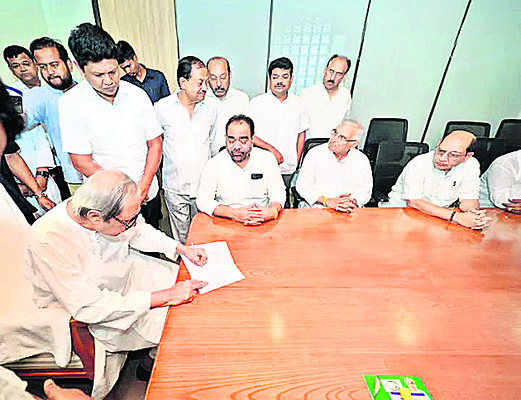 6 అంబులెన్స్‌ల వితరణ1