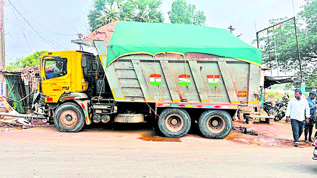 ఇసుక లారీ బీభత్సం 1