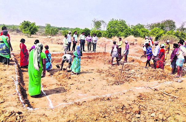 విద్యార్థినికి గోల్డ్‌మెడల్‌ ప్రదానం 1