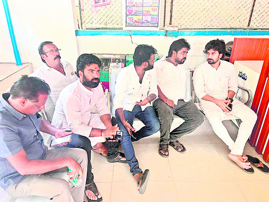 సిండికేట్.. అ‘ధర’హో!
4