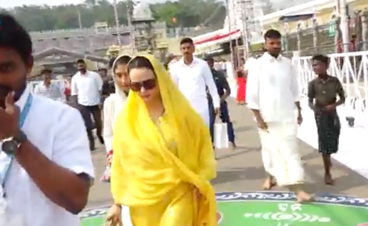 Actress Preity Zinta Visits Tirumala Temple Photos1