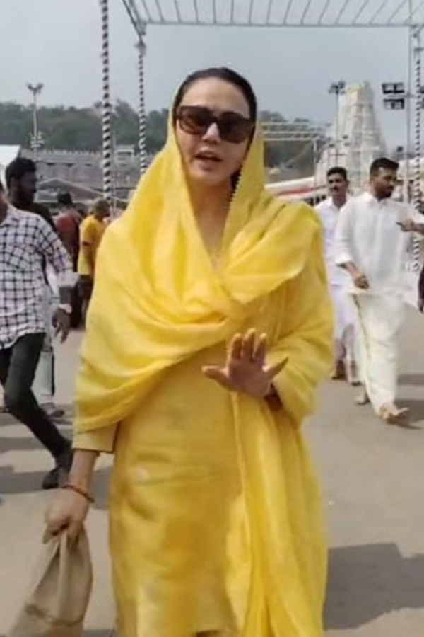 Actress Preity Zinta Visits Tirumala Temple Photos2