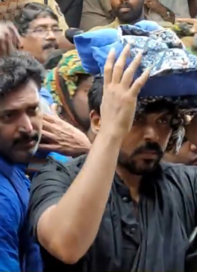 Karthi visits Sabarimala Ayyappa temple11