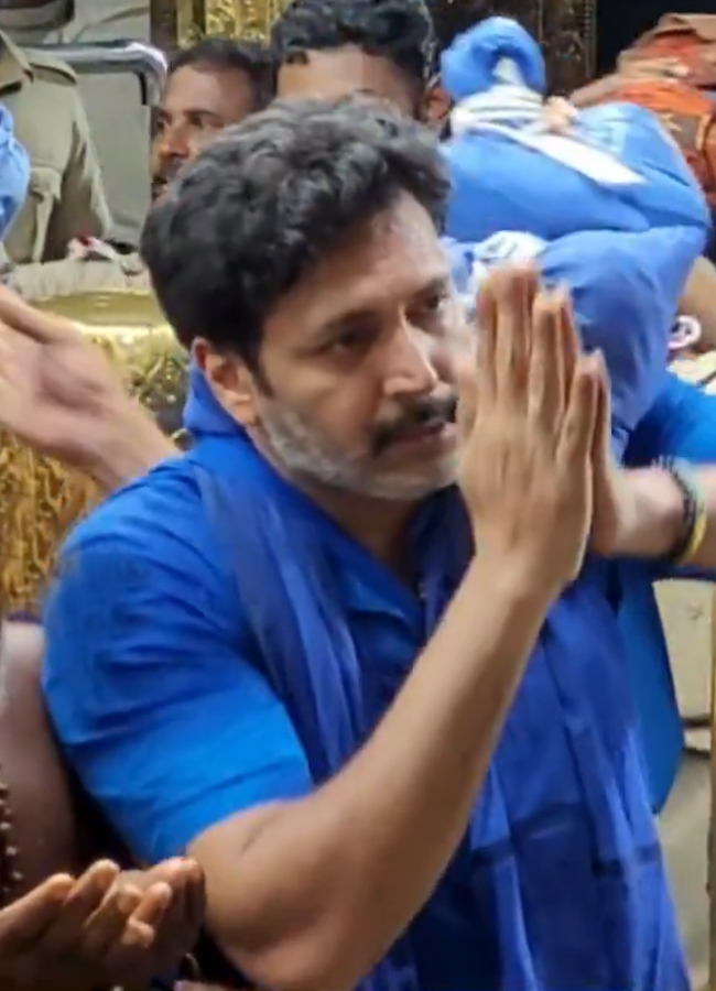 Karthi visits Sabarimala Ayyappa temple14