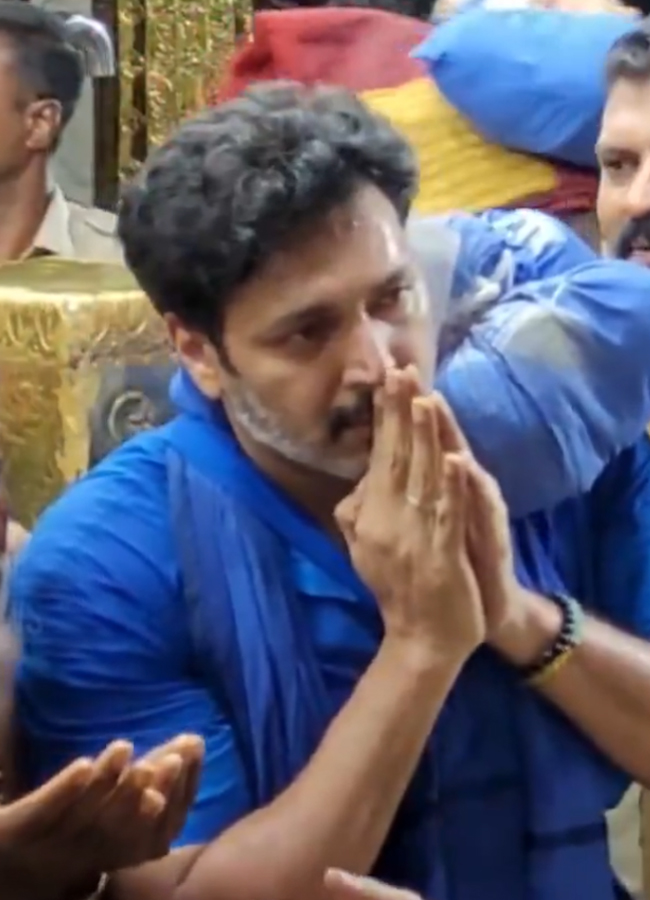 Karthi visits Sabarimala Ayyappa temple15