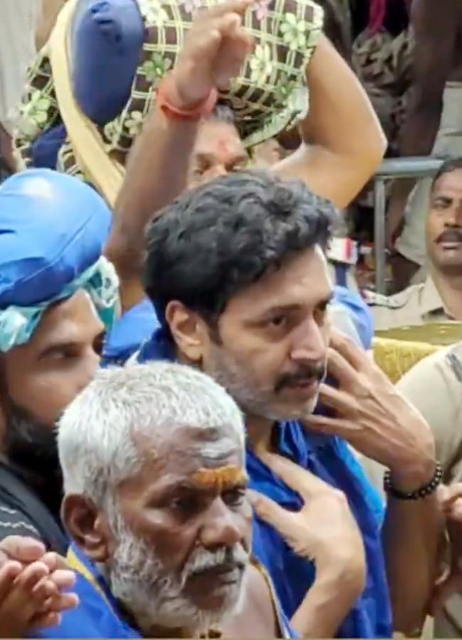 Karthi visits Sabarimala Ayyappa temple18