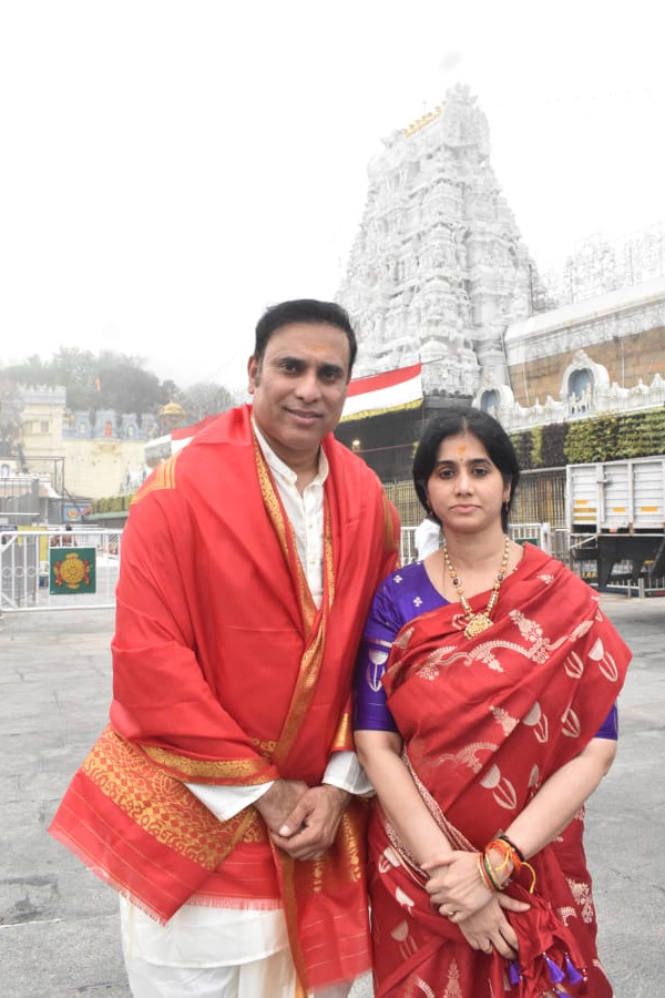 VVS Laxman Visits Tirumala Temple With Wife Photos2