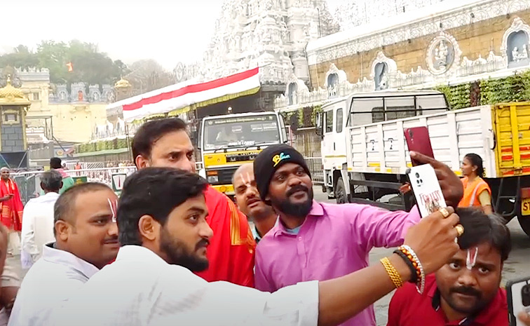 VVS Laxman Visits Tirumala Temple With Wife Photos11