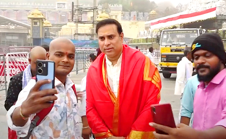 VVS Laxman Visits Tirumala Temple With Wife Photos12