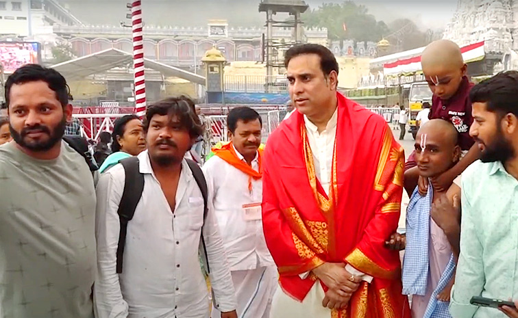 VVS Laxman Visits Tirumala Temple With Wife Photos13
