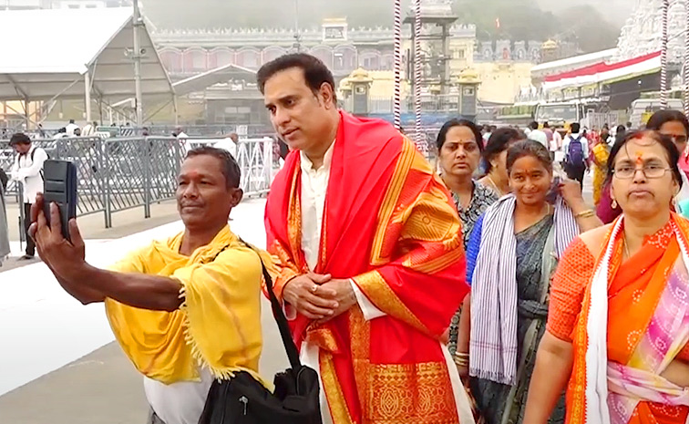 VVS Laxman Visits Tirumala Temple With Wife Photos14