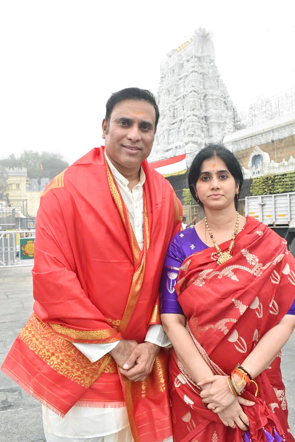 VVS Laxman Visits Tirumala Temple With Wife Photos3