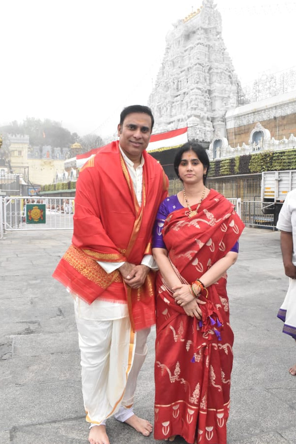 VVS Laxman Visits Tirumala Temple With Wife Photos4