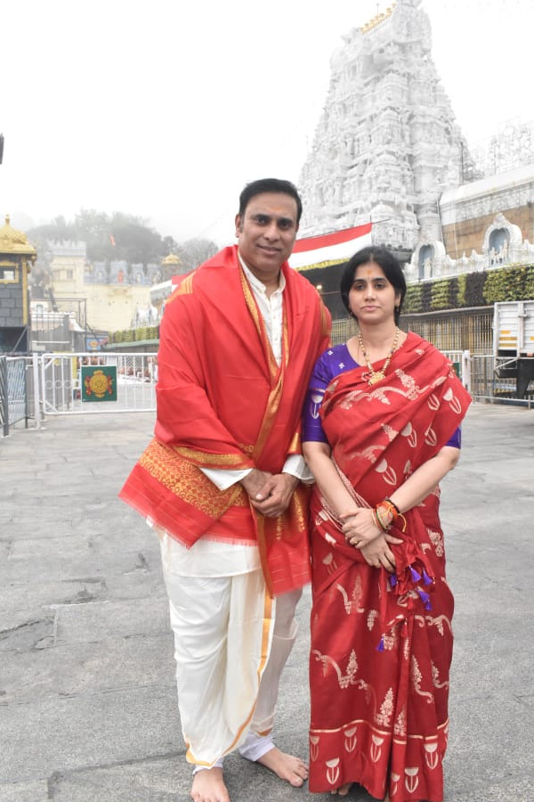VVS Laxman Visits Tirumala Temple With Wife Photos5