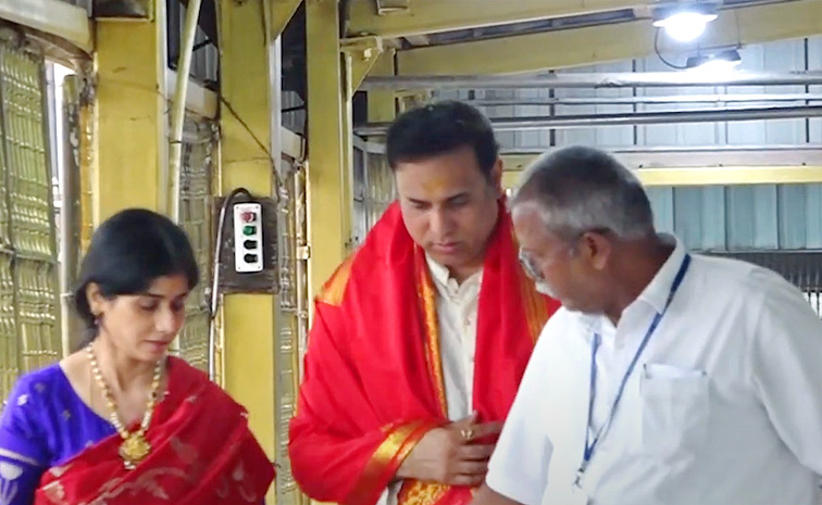 VVS Laxman Visits Tirumala Temple With Wife Photos6