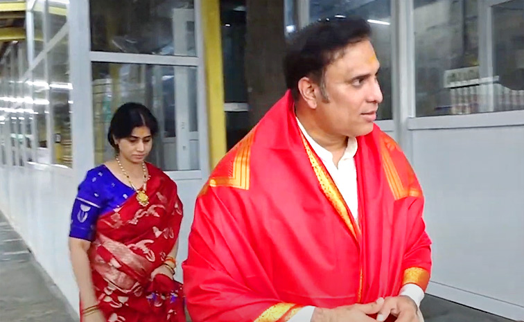 VVS Laxman Visits Tirumala Temple With Wife Photos7