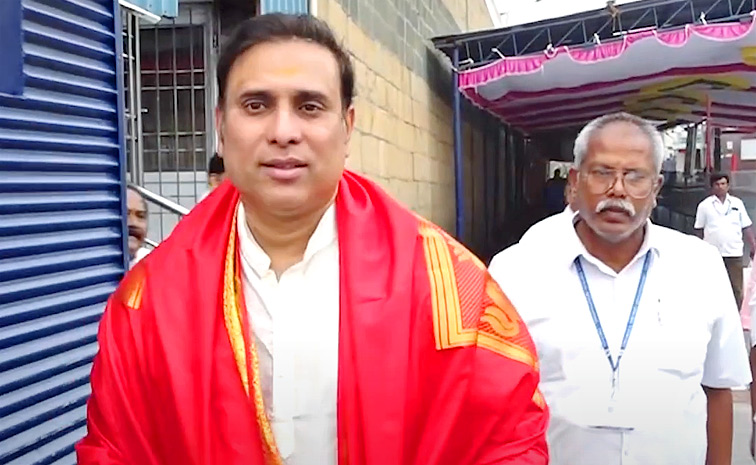 VVS Laxman Visits Tirumala Temple With Wife Photos8