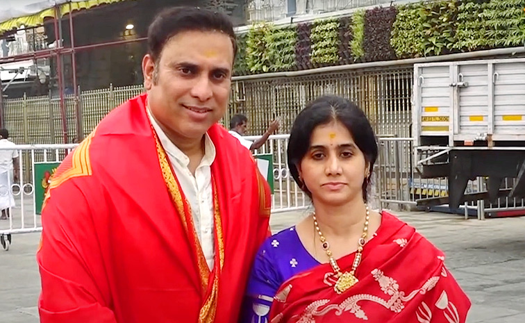VVS Laxman Visits Tirumala Temple With Wife Photos10