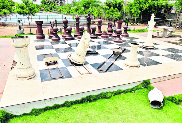 కుప్పకూలిన రాజు.. కాళ్లు విరిగిన గుర్రం1