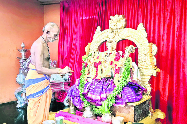 రామయ్యకు  సువర్ణ తులసీ అర్చన2