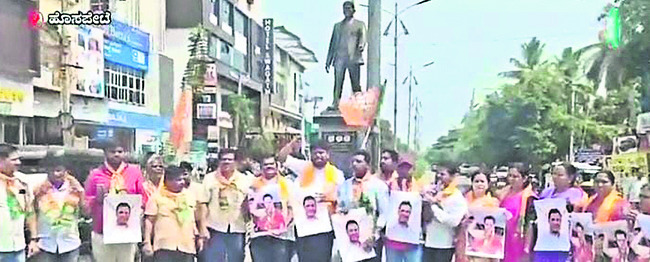పాత్రికేయుడిపై దాడి..  అధికారిపై వేటు 3