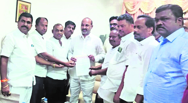 విలేకరిపై దాడి.. అటవీ సిబ్బంది సస్పెన్షన్ 1