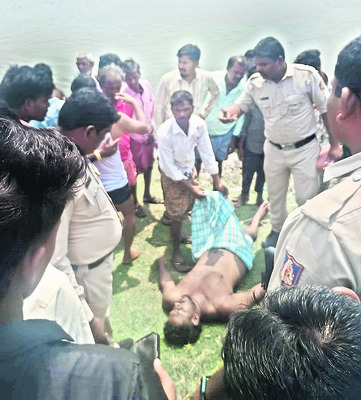 బస్సును అడ్డుకున్న ఏనుగు 1