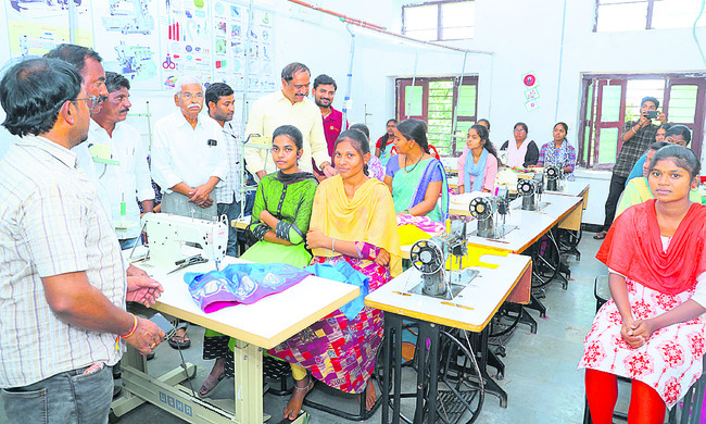 క్షీరాభిషేకం, పుష్పాలంకరణ
2