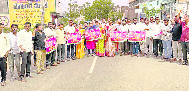 క్షీరాభిషేకం, పుష్పాలంకరణ
1